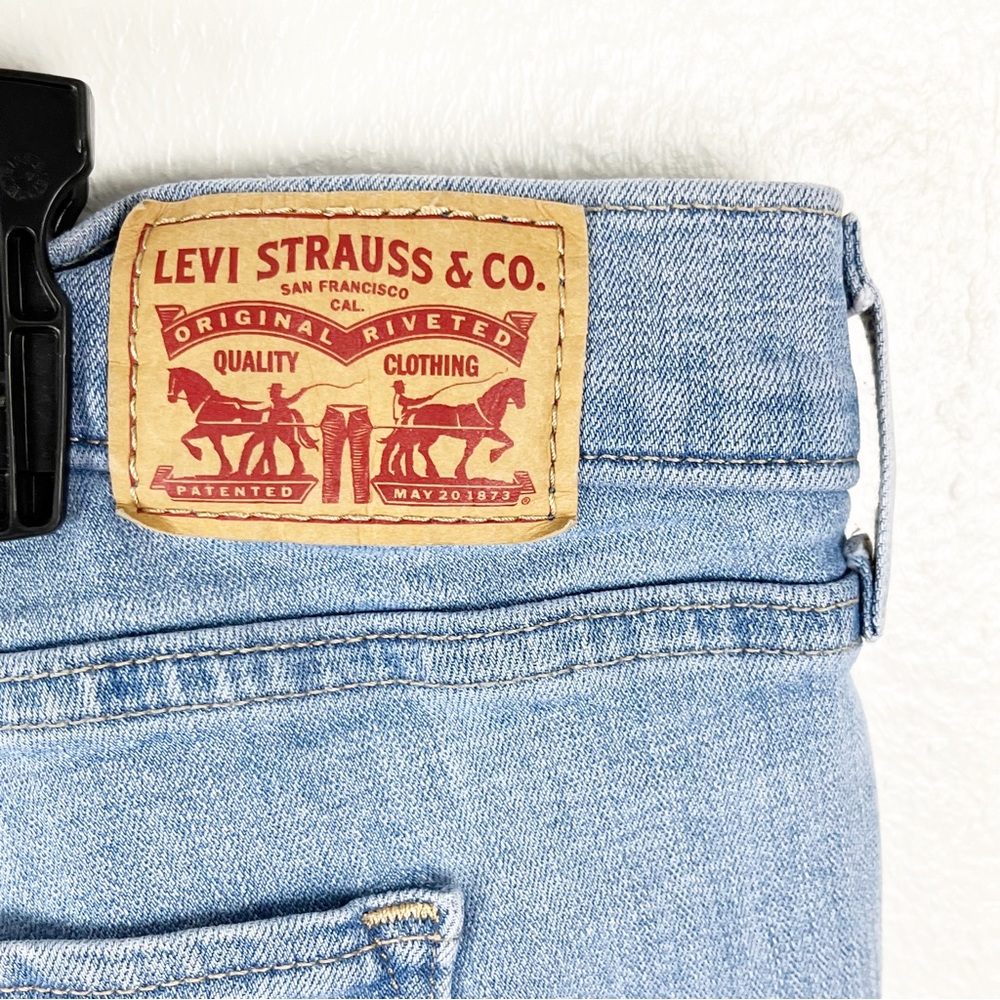 LEVI’S Light Wash Classic Straight High Rise Jeans, Size 22W - Picture 7 of 11